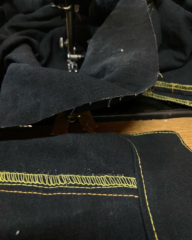 #naturaldye #泥染 #綿糸
#singer #singer103 
泥染めの綿糸ステッチはほんとにカッコいい。もう裏を見せて着てほしいくらい🤣最高。

#奄美大島 #縫製